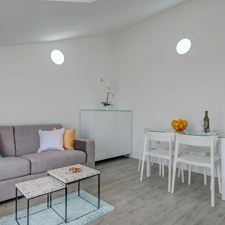 1 Bedroom Amazing Apartment In Trogir Daire *