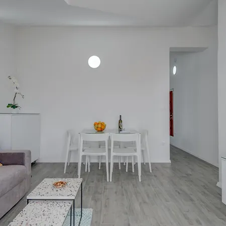 1 Bedroom Amazing Apartment In Trogir Daire *