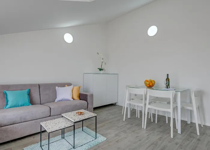 1 Bedroom Stunning In Apartment *