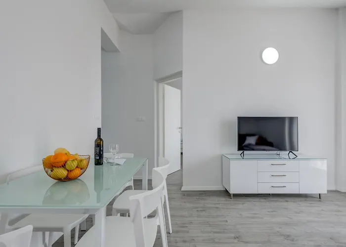 1 Bedroom Stunning In Apartment *